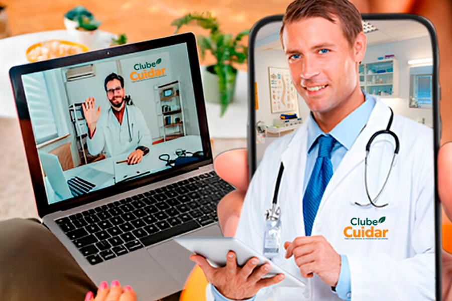 Mulher sorrindo em consulta médica online pelo laptop em casa